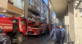 Bağcılarda 3 katlı binada yangın çıktı ! 1 kişinin cansız bedenine ulaşıldı