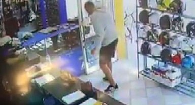 Antalya'da Atatürk Görseline Saldırıya Tepki Gösteren Genç