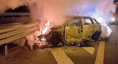 Aksaray'da Feci Kaza: Otomobil Bariyere Çarpıp Alev Aldı