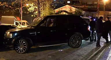 Esenyurt'ta Seyir Halindeki Araç Çapraz Ateşe Tutuldu
