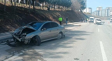 Gaziantep'te meydana gelen kazada otomobil ile hafif ticari araç çarpıştı: 1 ölü, 3 yaralı