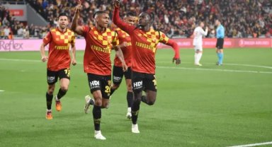 Sivasspor-Göztepe Maçında Talihsiz Sakatlıklar: 2 Futbolcu Ambulansla Hastaneye Kaldırıldı
