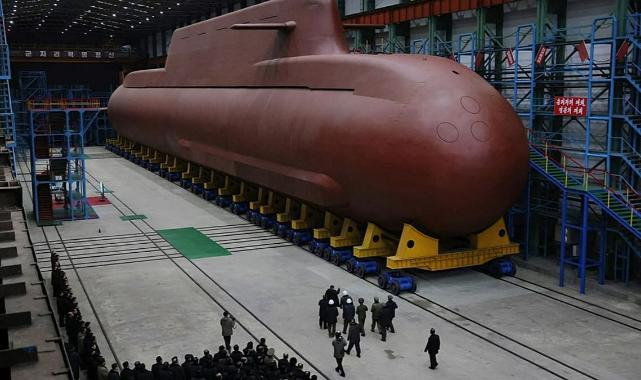Kim Jong-un’un yıllardır hayalini kurduğu proje: Kuzey Kore ilk nükleer denizaltısını tanıttı