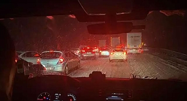 Yoğun kar ulaşımı durdurdu: Gerede–Karabük yolu trafiğe kapatıldı