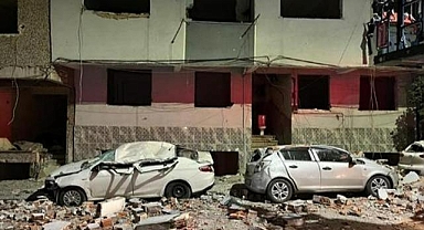 Zeytinburnu’nda kentsel dönüşüm tehlikesi: Çatıdan düşen betonlar 3 aracı pert etti