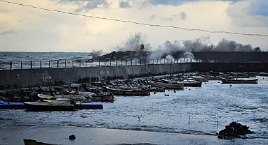 Zonguldak’ta fırtına ve kar alarmı: Deniz taştı, 81 köy yolu kapandı