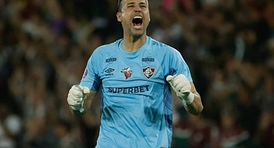 Futbol Tarihine Geçen İsim İmzayı Attı: 45 Yaşındaki Rekortmen Kaleci Fabio 2027'ye Kadar Fluminense'de