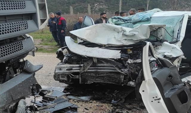 Isparta Eğirdir’de Otomobil Kamyona Çarptı: 2 Ölü