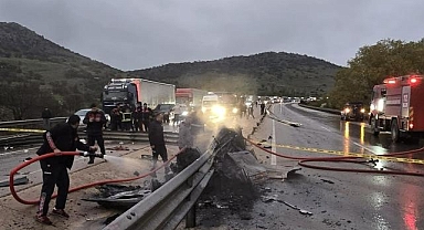 Afyon'da bariyerlere çarpan otomobil yandı: 1 ölü, 1 yaralı