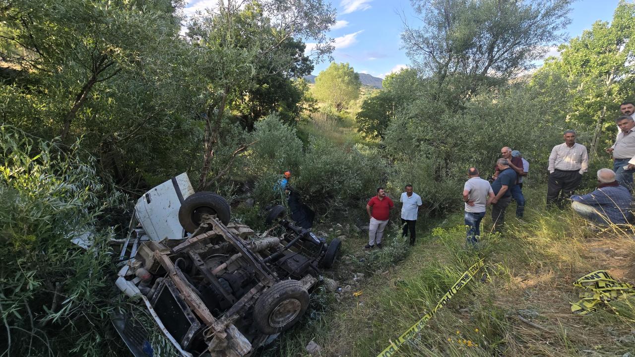 Bingöl'de feci kaza: Kamyonet uçuruma yuvarlandı, 3 ölü