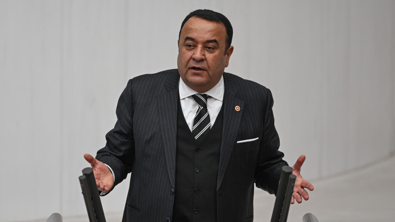 CHP Ankara Milletvekili Adnan Beker partisinden istifa etti