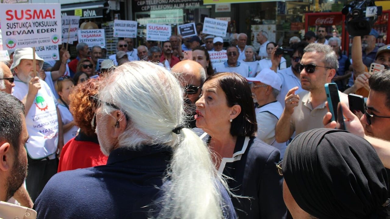 Eskişehir'deki emekli eyleminde CHP'li Jale Nur Süllü'ye protesto