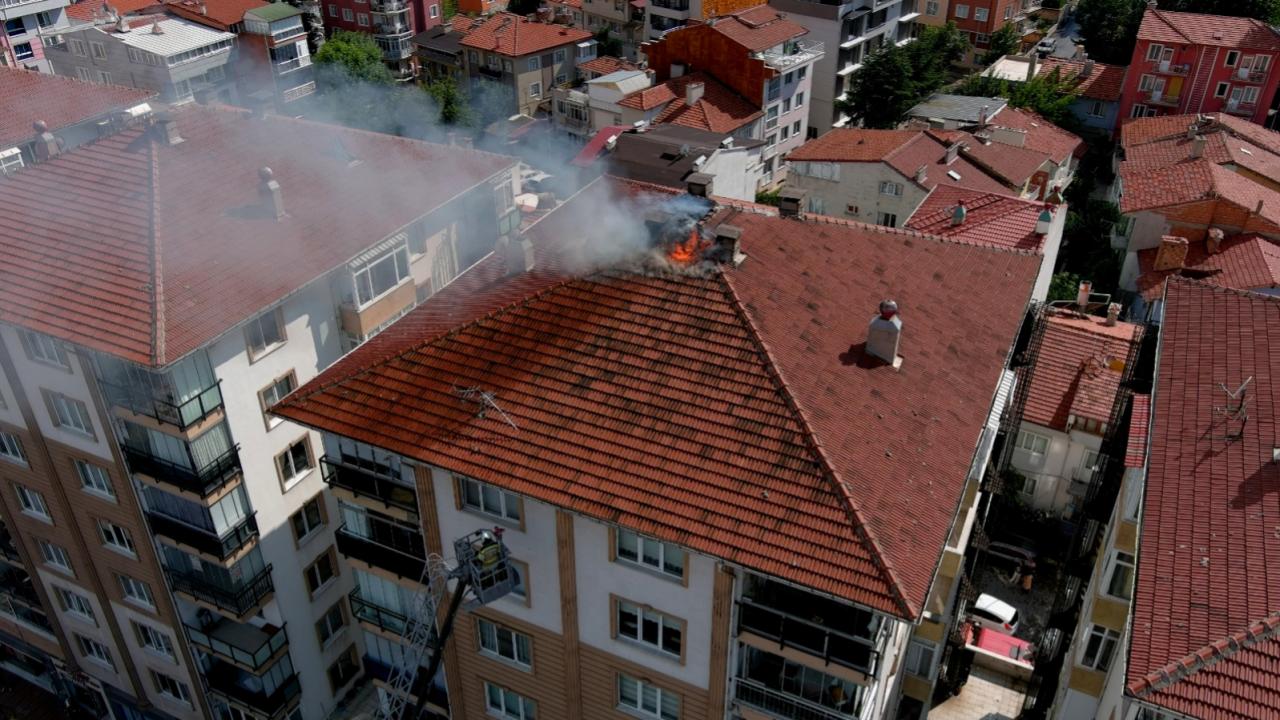 Kütahya'da 9 katlı binanın çatısına yıldırım düştü! Yangın paniği yaşandı