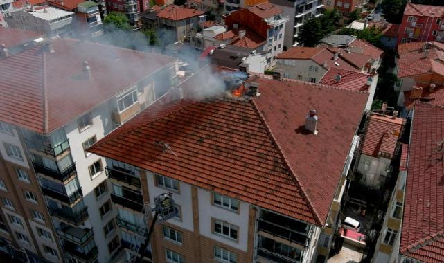 Kütahya'da 9 katlı binanın çatısına yıldırım düştü! Yangın paniği yaşandı