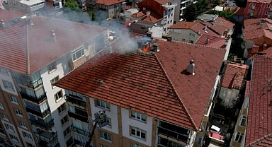 Kütahya'da 9 katlı binanın çatısına yıldırım düştü! Yangın paniği yaşandı