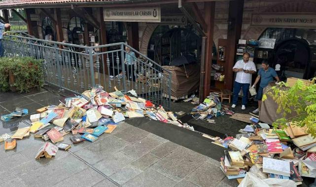 Üsküdar Sahaflar Çarşısı'nı su bastı: Yüzlerce kitap kullanılamaz hale geldi