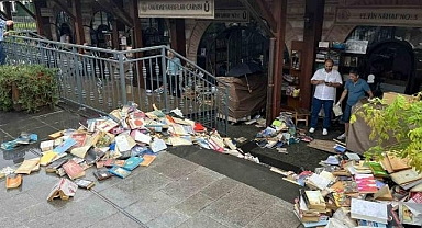 Üsküdar Sahaflar Çarşısı'nı su bastı: Yüzlerce kitap kullanılamaz hale geldi